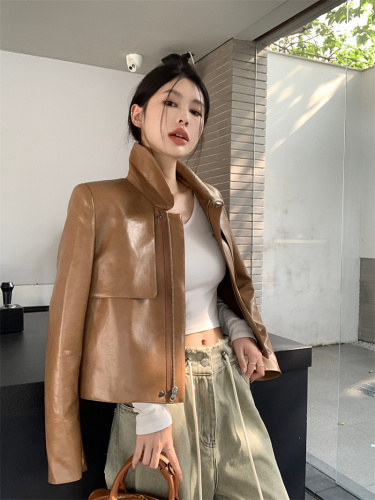 Real shot of fashionable Maillard retro loose short brown leather jacket