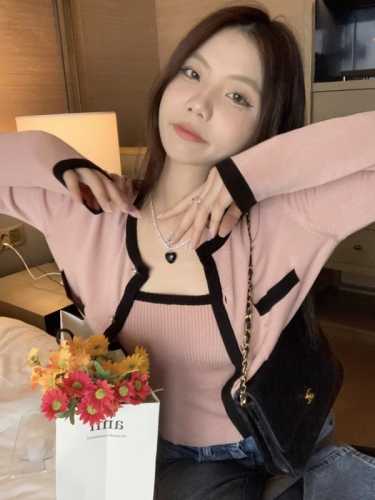 Sweet girl's favorite in autumn and winter ~ two-piece set of contrasting color slim-fitting camisole + Xiaoxiangfeng long-sleeved knitted cardigan jacket