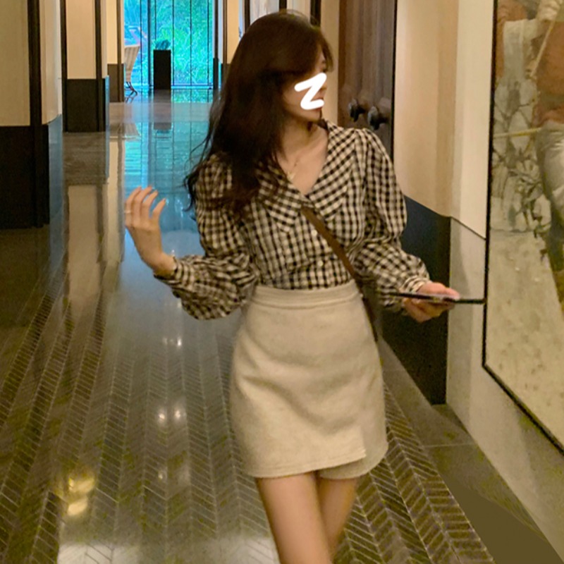 Hong Kong style retro plaid shirt women's autumn and winter doll collar long-sleeved lantern sleeve shirt design niche short top