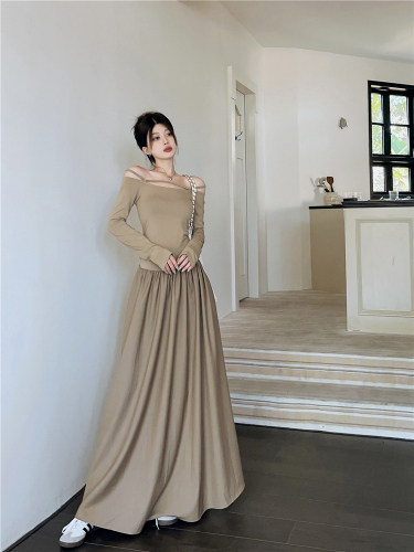 Actual shot of a high-end one-shoulder long-sleeved dress with spliced ​​slimming and elegant long skirts