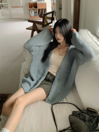 Real shot: French lazy style thick-knit retro sweater cardigan + solid color brushed chest pad with suspenders inside