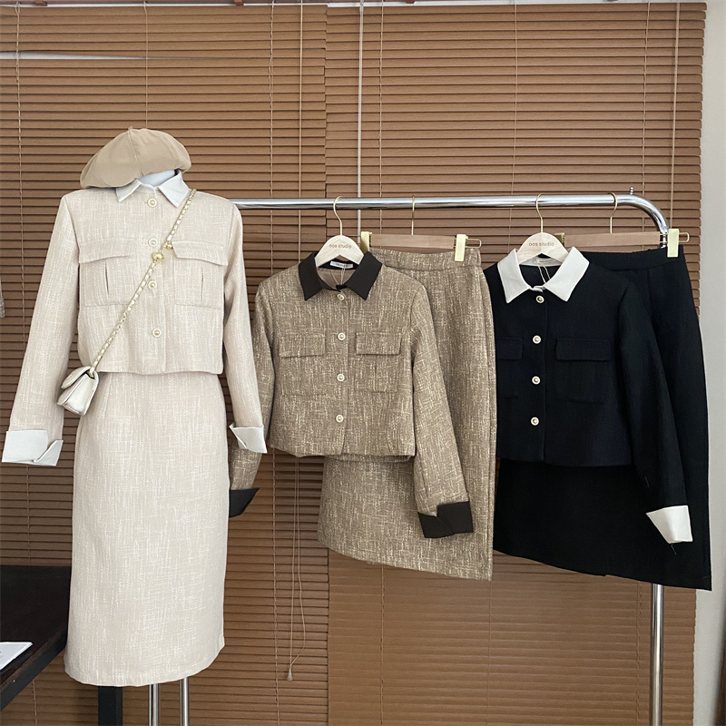 Actual shot of a two-piece suit with elegant and small fragrance color-blocked polo collar long-sleeved jacket