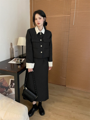 Actual shot of a two-piece suit with elegant and small fragrance color-blocked polo collar long-sleeved jacket