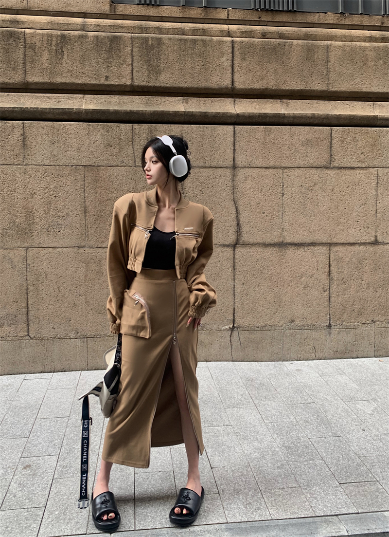 Real shot of short zippered long-sleeved jacket + high-waisted slimming slit skirt fashionable two-piece suit