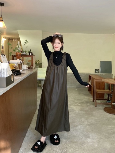 Actual shot of Maillard's stylish coffee-colored PU leather vest dress for autumn new V-neck pleated A-line long skirt suit