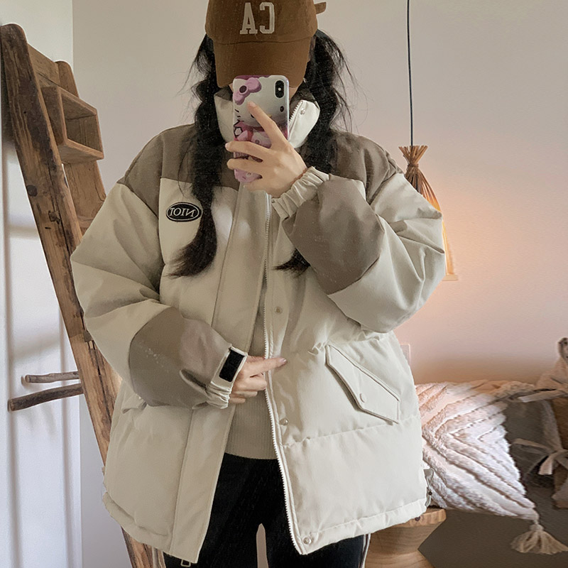 Actual shot of 2023 new winter style college style down-padded jacket, short style for female couples, thickened Korean style bread coat and cotton-padded jacket