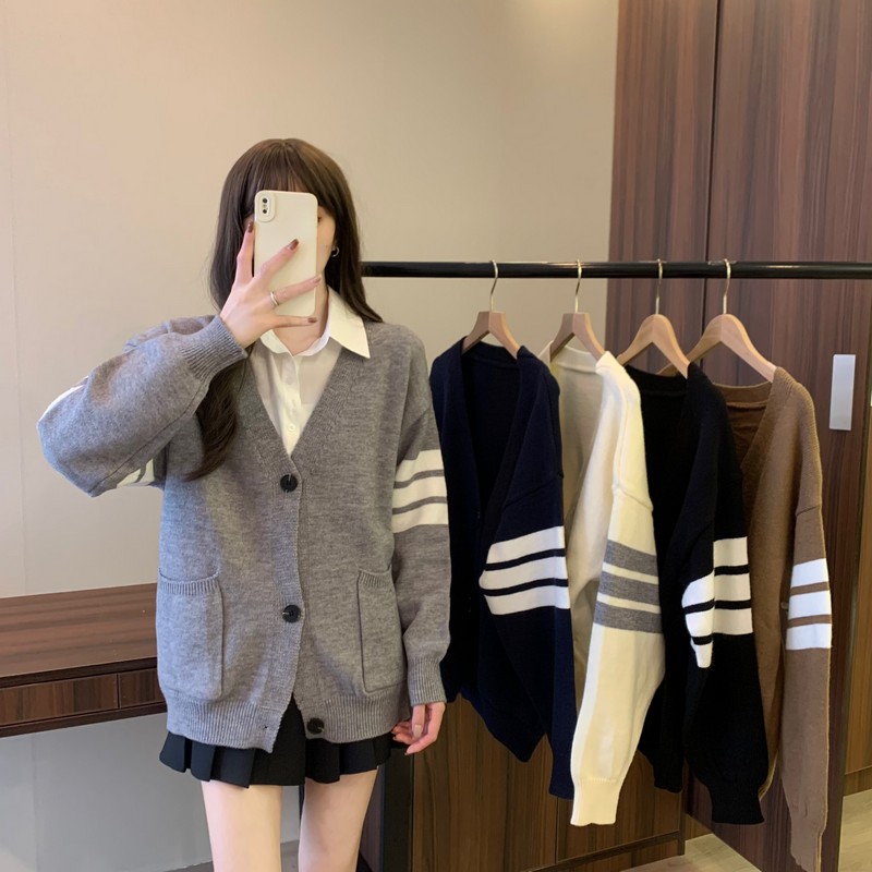 Actual shot of the new autumn and winter Korean style V-neck contrasting colors, lazy style, loose, simple and versatile cardigan, coat and sweater