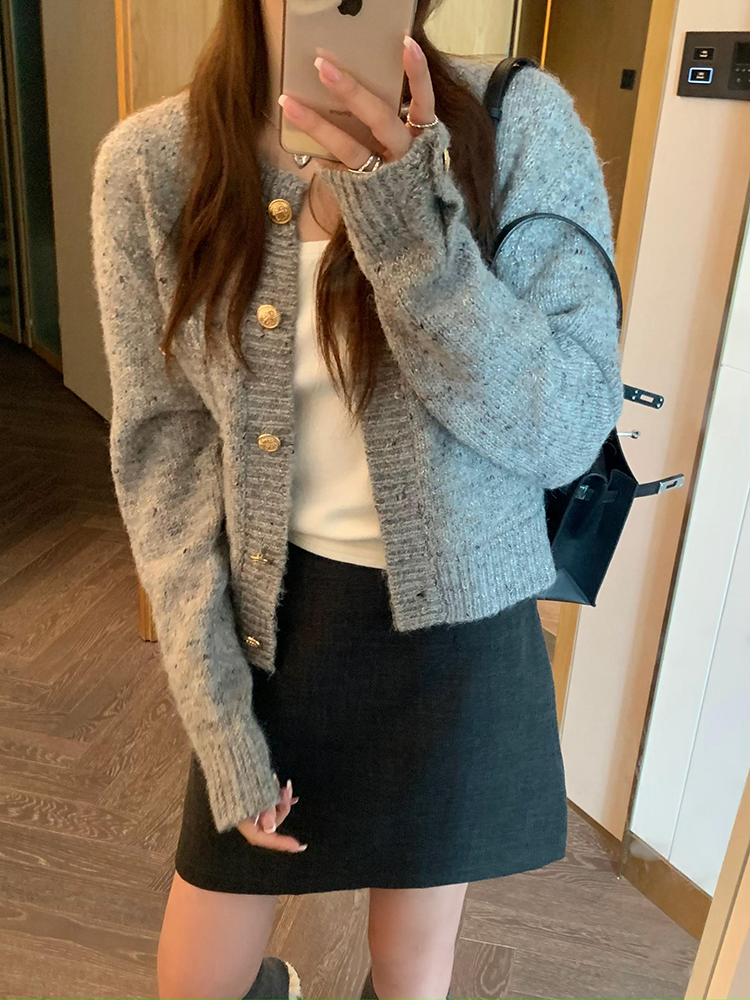 Wu77 exquisite small fragrant style gray knitted cardigan to wear Korean style lazy style round neck short soft waxy sweater jacket