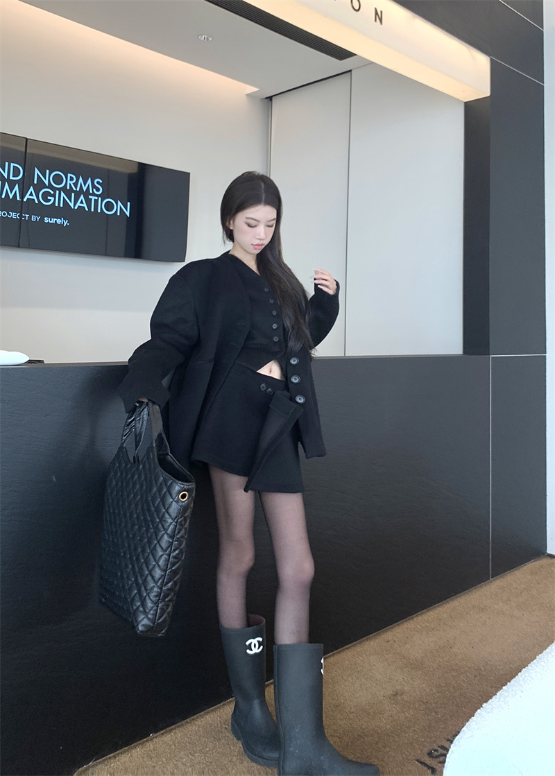 Real shot of retro fashionable temperament, versatile suit, vest, skirt, culottes, four-piece suit