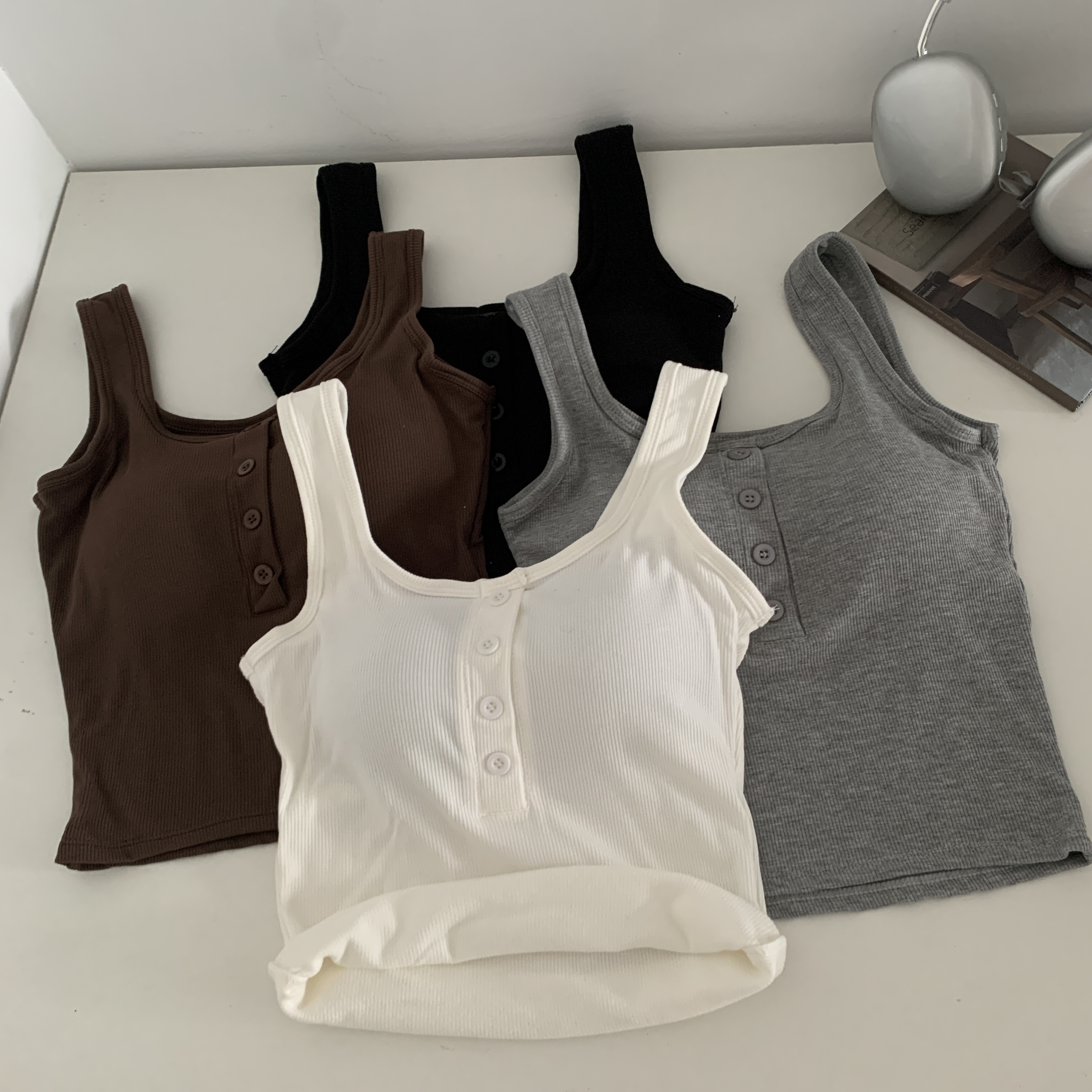 Real shots of hot girls in autumn and winter wearing sexy sleeveless bottoming vests with breast pads and beautiful back short tops for women