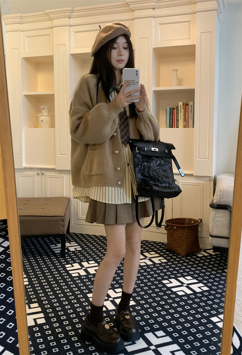 Real shot of lazy autumn and winter sweater jacket + retro striped shirt with tie and high-waisted pleated skirt