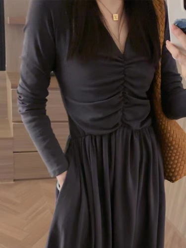赫本风高级感黑色长袖连衣裙子秋冬季新款女装小个子收腰长裙