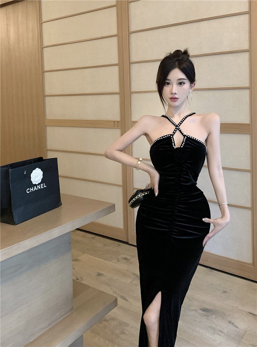 Real shot of rose flower backless studded cross halterneck V-neck hip-hugging slit velvet suspender dress
