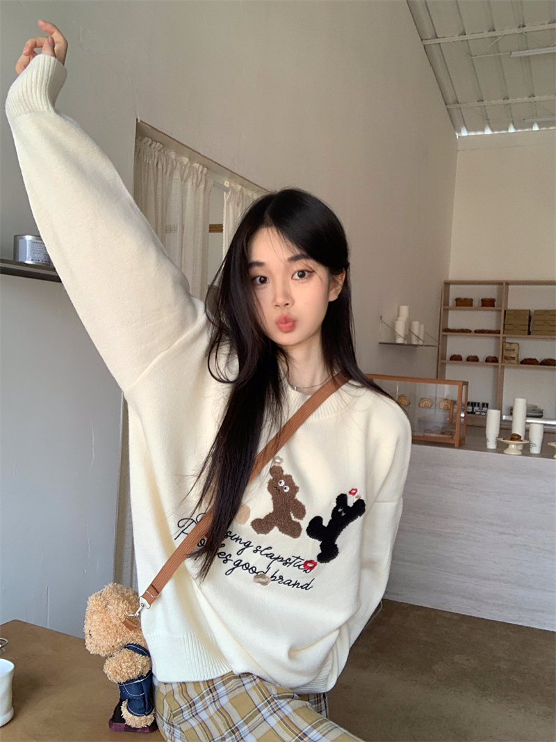 實拍  刺繡小熊寬鬆圓領毛衣