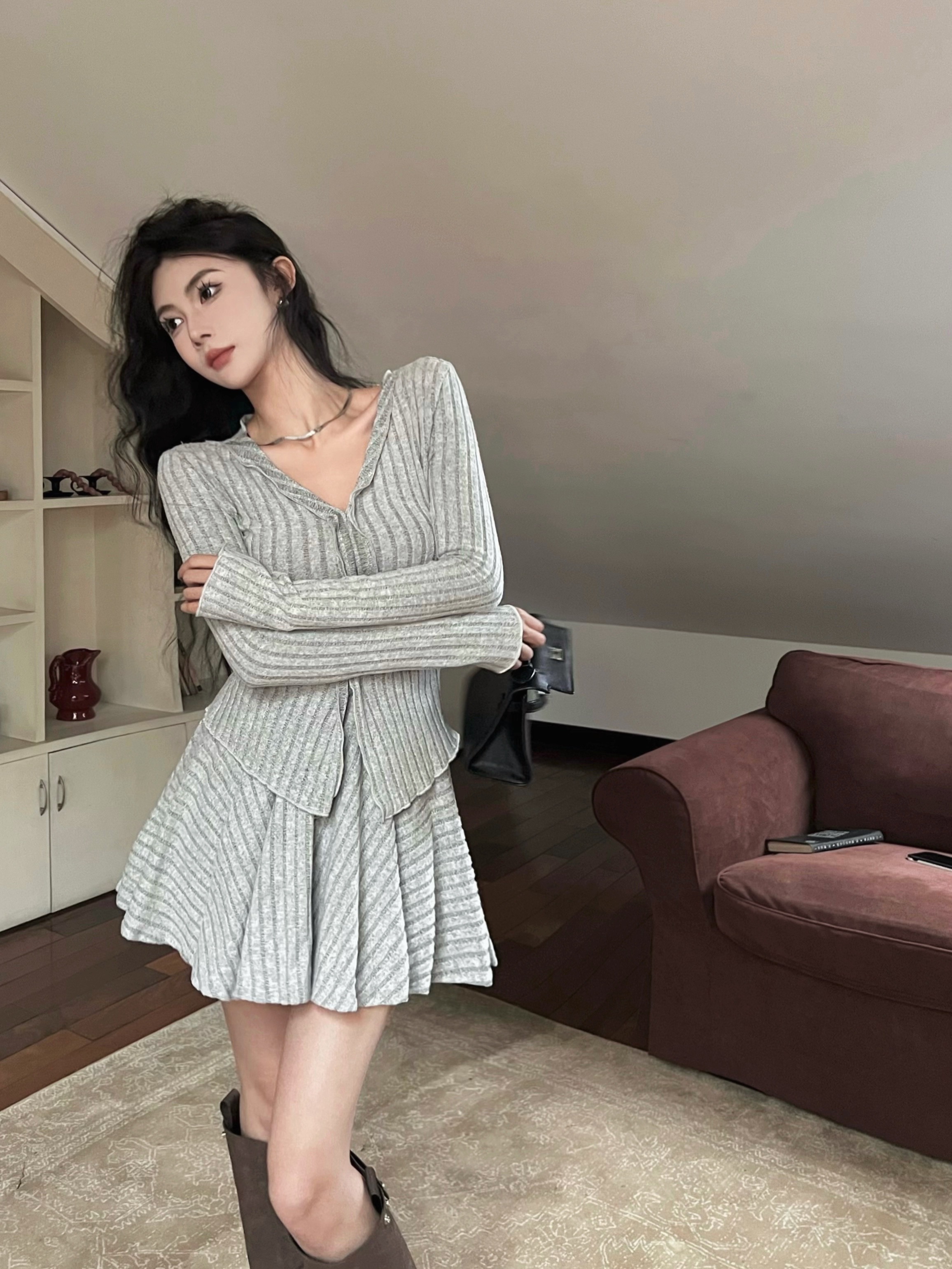 Actual shot of French-style striped fungus v-neck top and high-waisted skirt suit