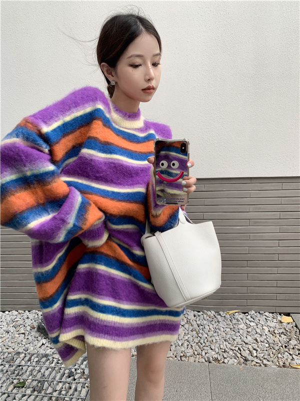 實拍  寬鬆彩虹條下半身失蹤套頭圓領毛衣