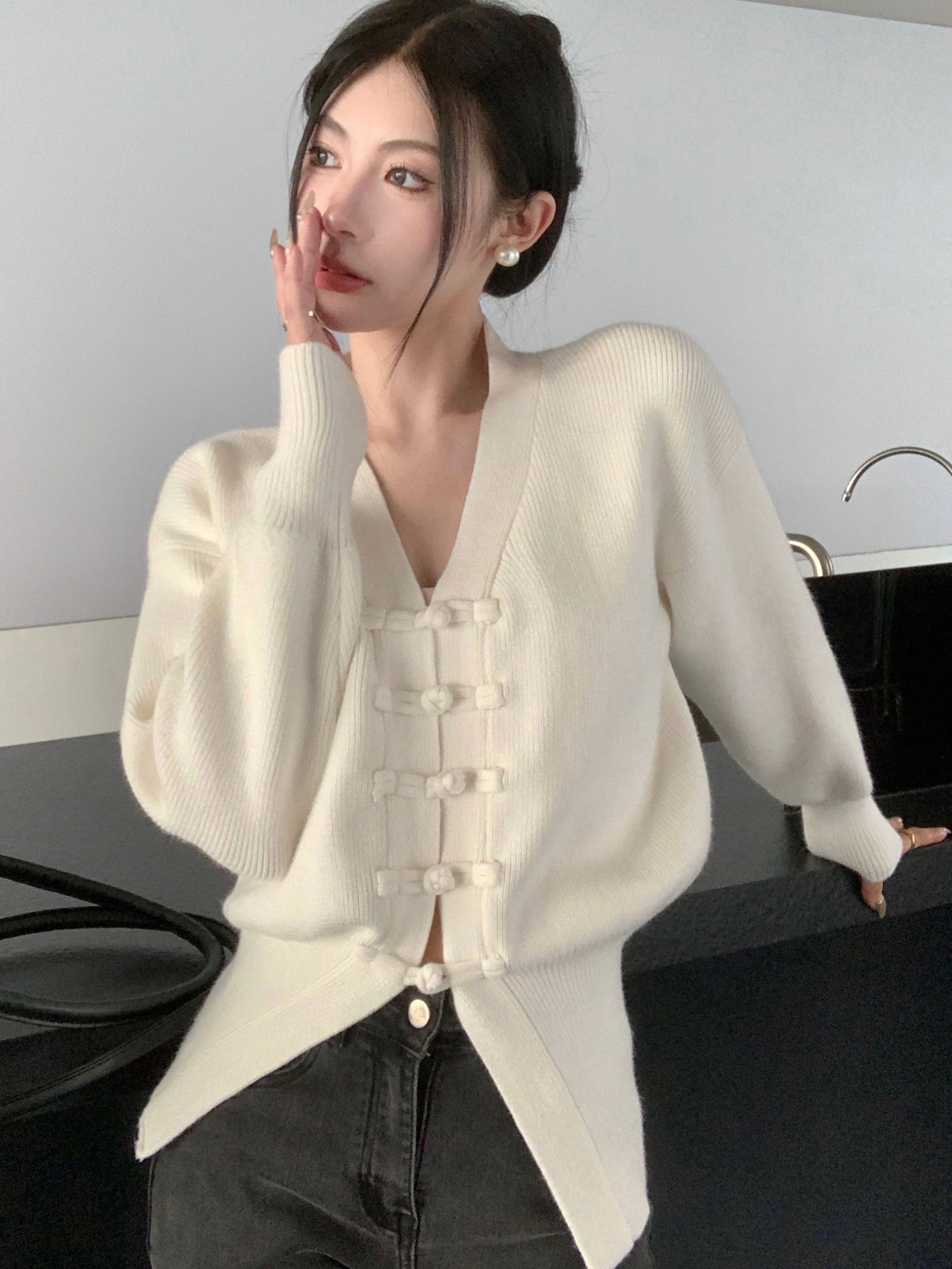 港味新中式白色v領針織開衫外套女秋冬設計感盤扣長袖上衣