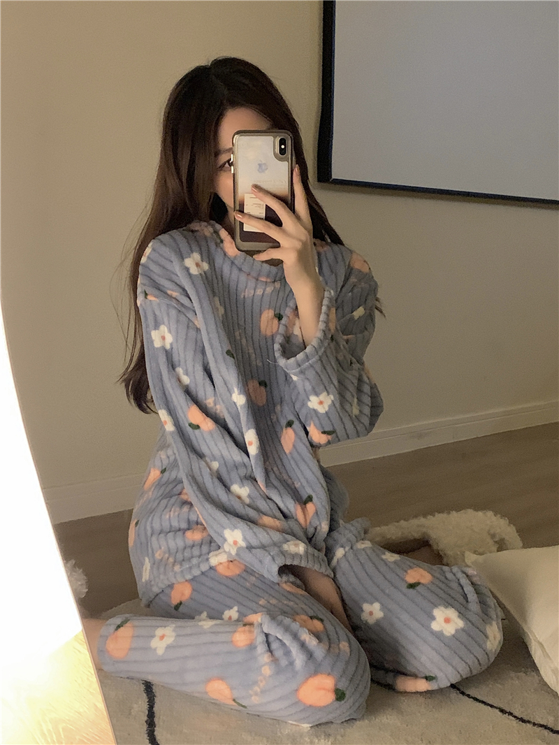 Actual shot of thickened coral velvet in autumn and winter to keep warm, sweet and cute peach suit can be worn outside as home clothes two-piece set