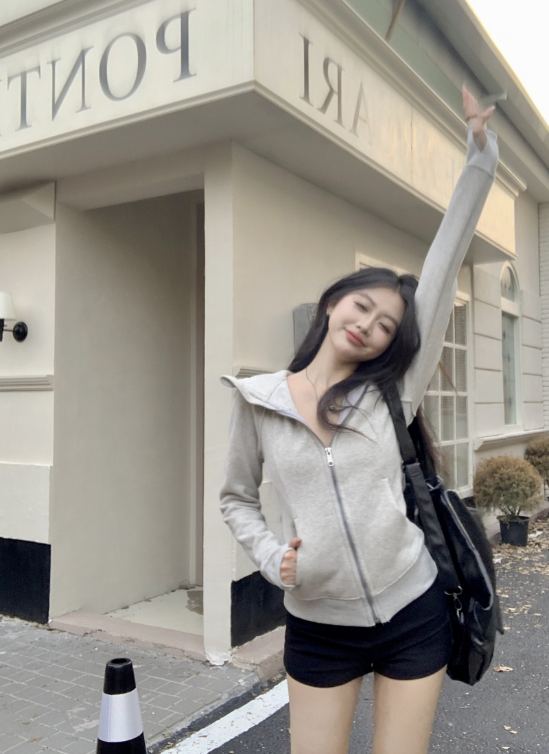 Real shot: Relaxed hooded sweatshirt, gray versatile jacket + high-waisted shorts for all seasons, slim waist, perky butt, slim fit
