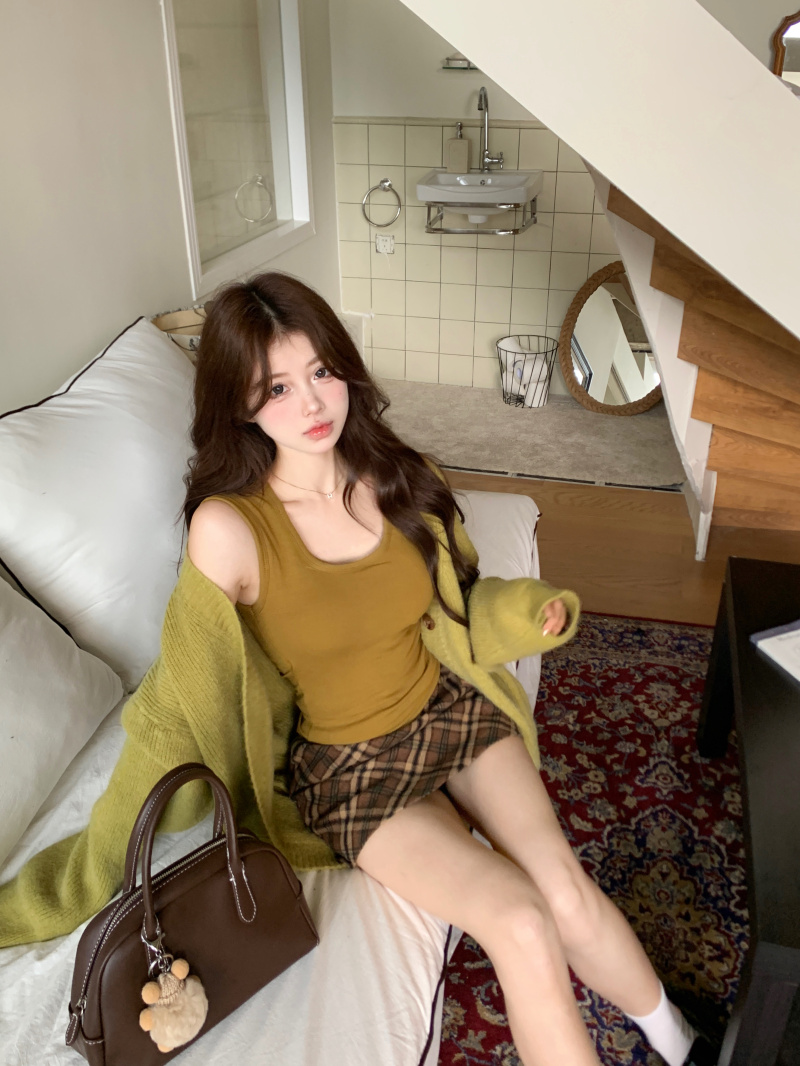 Actual shot of lazy style soft waxy sweater cardigan coat with brushed inner vest suspender plaid skirt suit