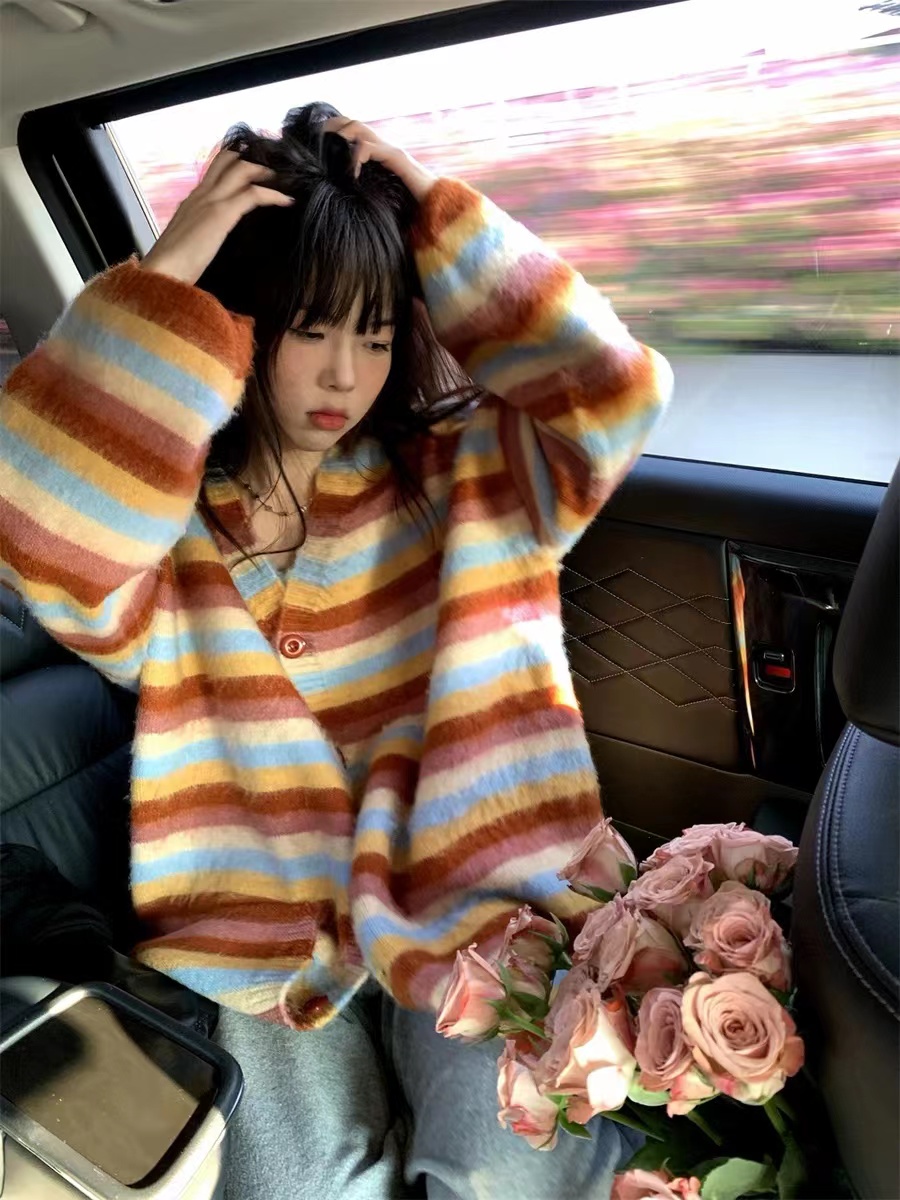 Huanghuangjia Retro Hong Kong Style Sunset Striped Knitted Sweater Jacket 2023 New Lazy Chic Cardigan Women's Autumn