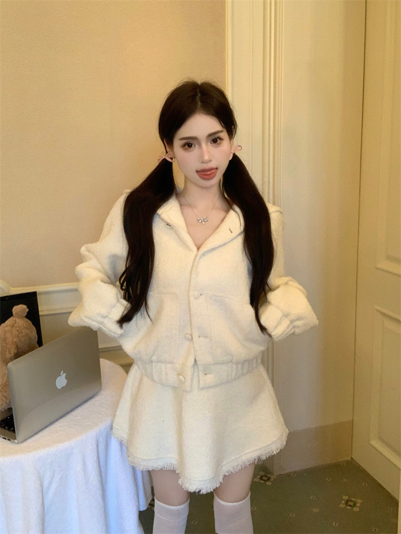 Actual shot of Guaiguai Nuomichi, loose little fragrant style cute hooded jacket, white elastic waist tassel skirt