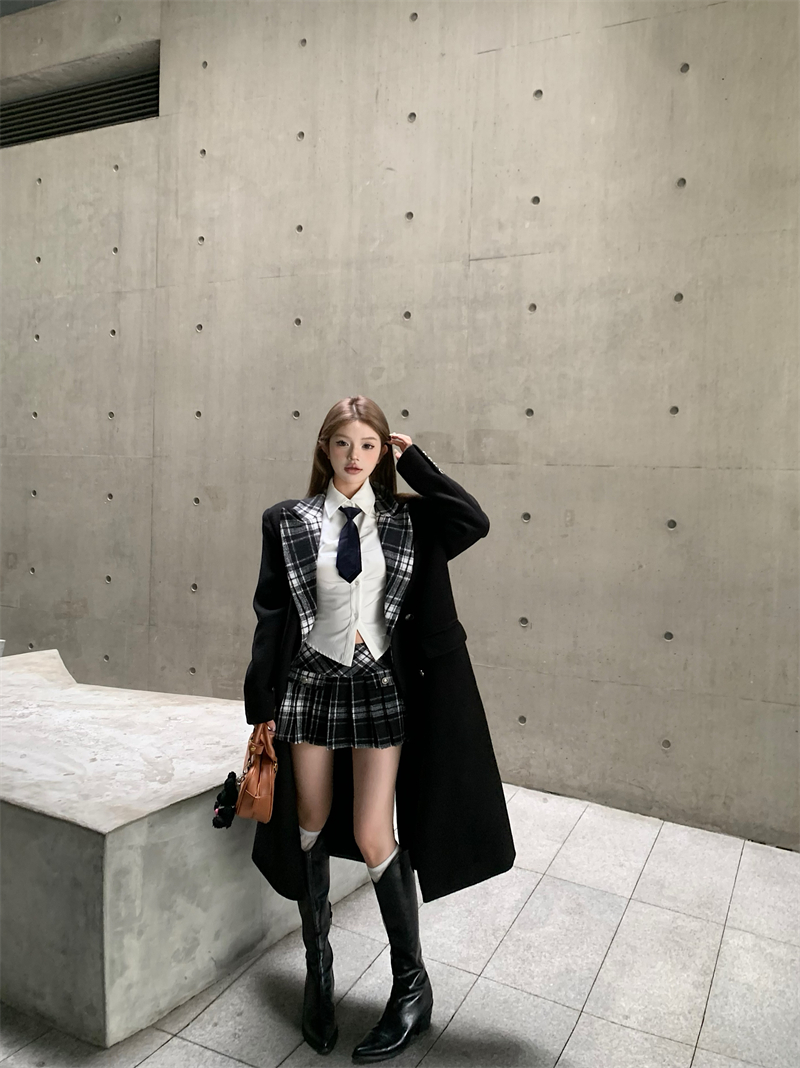 Real shot of age-reducing outfits: waist-cinching shirt top + plaid pleated skirt + thickened Hepburn style right-shoulder suit jacket