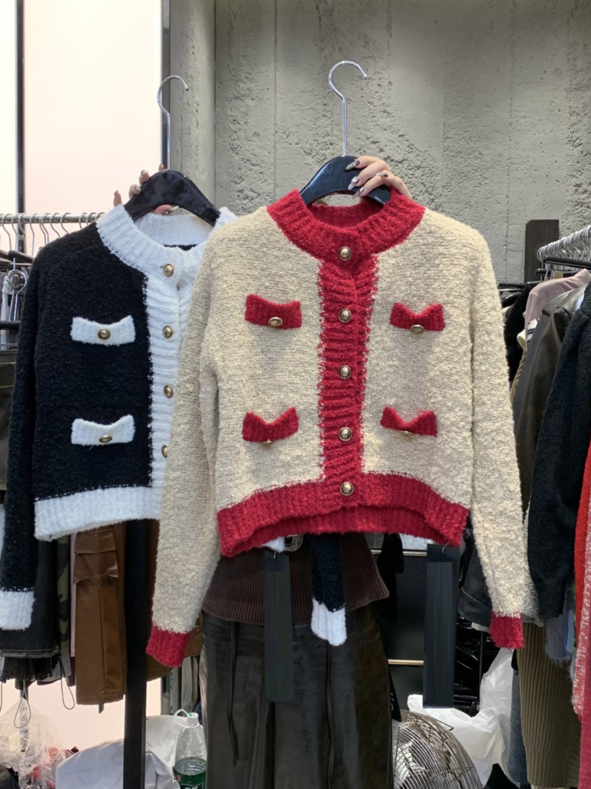 Designed women's spring and autumn contrasting color short sweater cardigan coat temperament knitted top trendy sweater