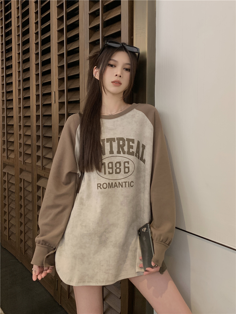 Real shot of retro contrasting color round neck long-sleeved sweatshirt for women, autumn design, casual and versatile bottoming top