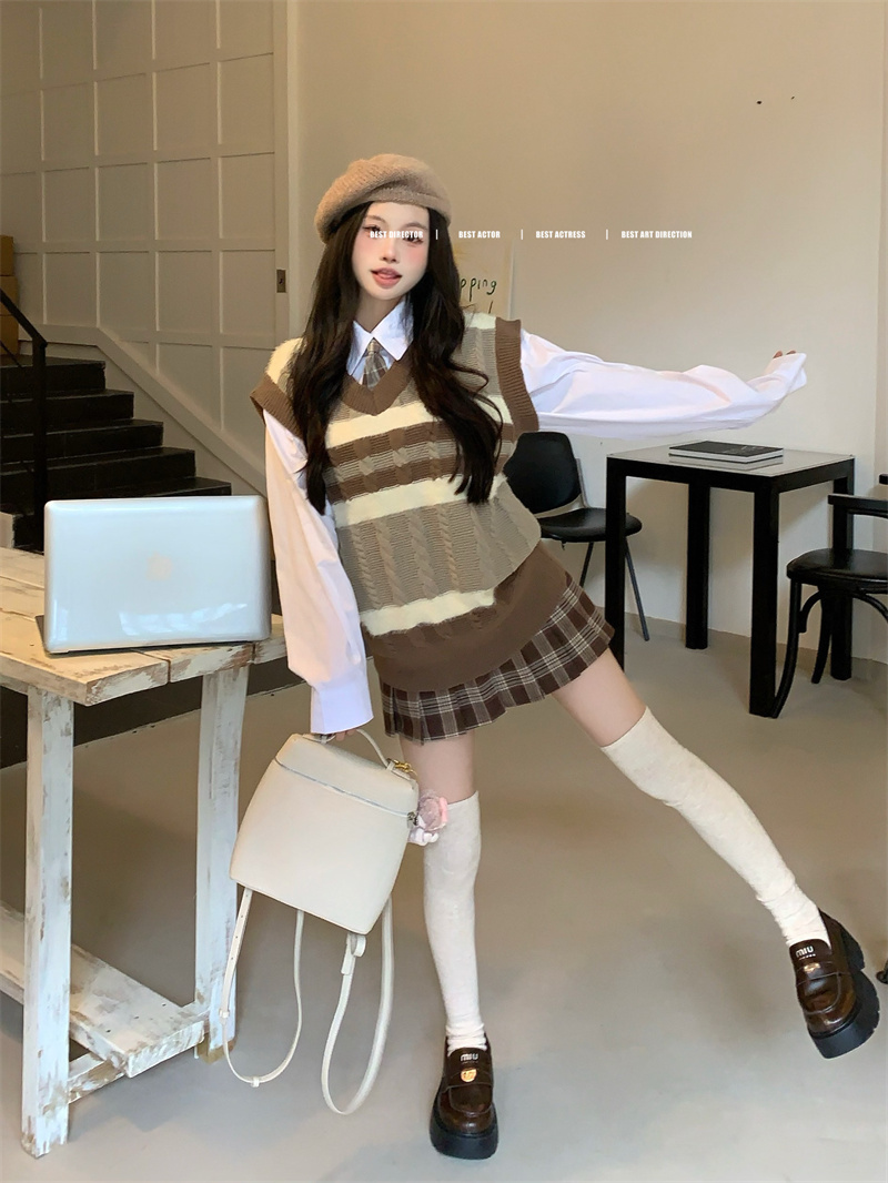 Real shot~Sweet college style contrasting color V-neck knitted vest + slim long-sleeved lining + versatile plaid pleated skirt