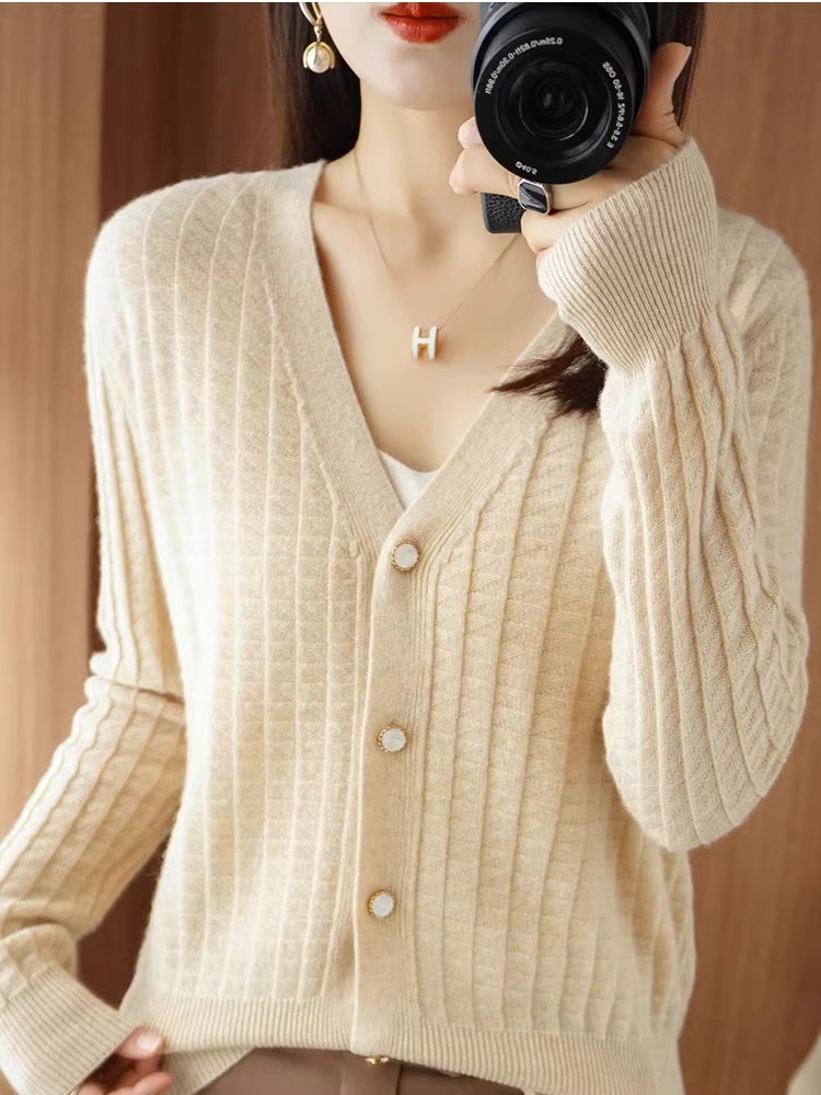 2023 spring and autumn new style knitted cardigan for women V-neck solid color jacquard loose versatile coat sweater knitted bottoming shirt