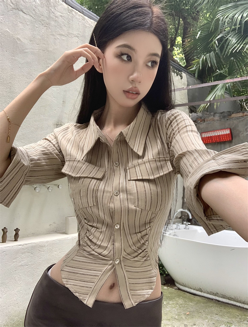 Actual shot of a hot girl with retro temperament, slimming and slimming stripes + versatile half-length leather skirt