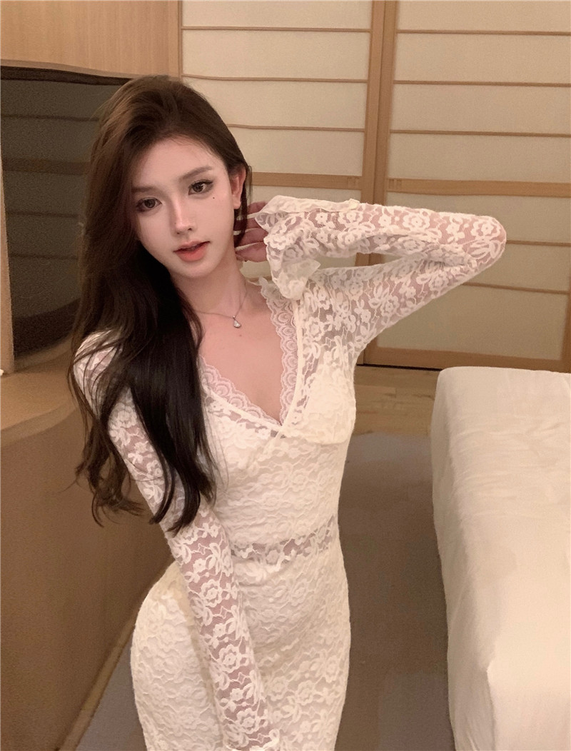 實拍~法式純欲風鏤空蕾絲v領設計感帶胸墊喇叭袖三件套連衣裙