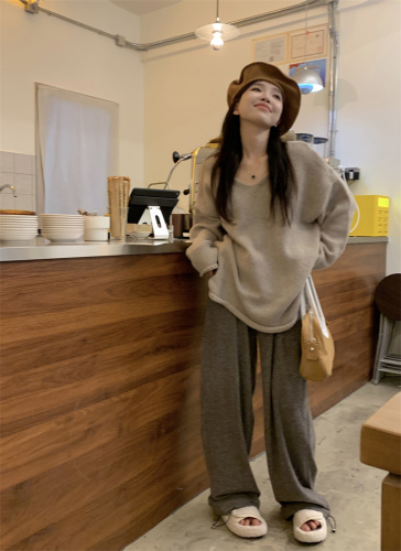 Actual shot of lazy style early autumn V-neck slit slim sweater + casual fashionable wide-leg pants