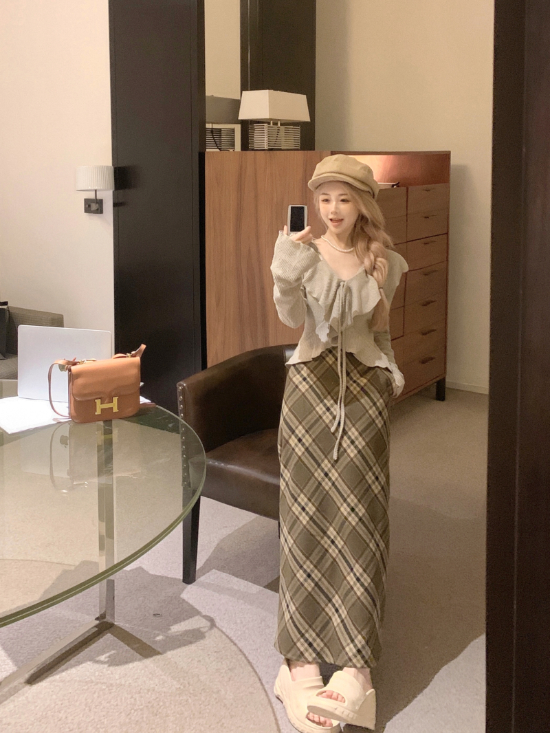 Actual shot of French ruffled lace-up slim-fitting sweater + retro high-waisted A-line plaid skirt