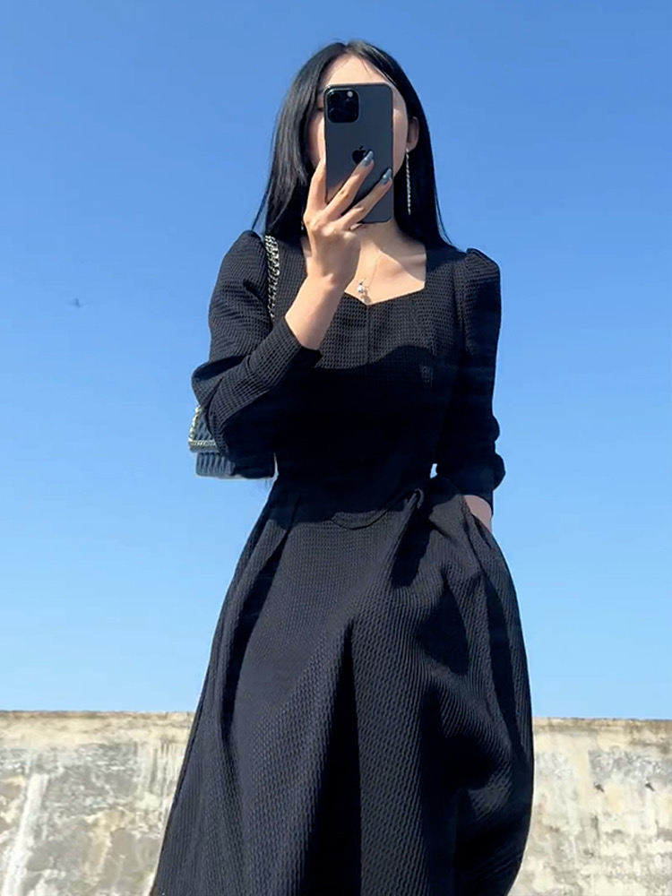 Temperament goddess style high-end Hepburn style little black dress 2023 new autumn chic waist slimming dress