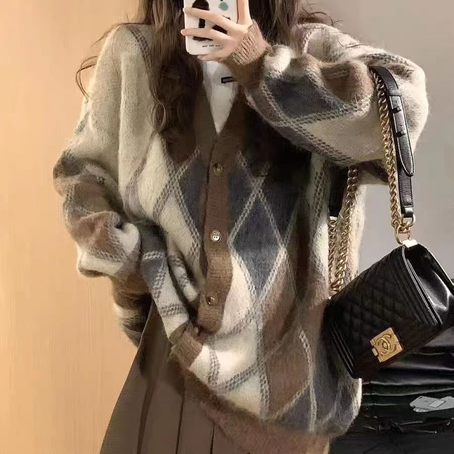 2023 New Japanese Retro Sweater Women's Autumn and Winter Loose Lazy Style Outerwear Design Niche Soft Waxy Top