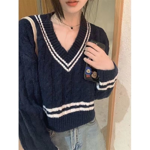 V-neck college style sweater women's loose autumn and winter new twist design niche short sweater top long sleeve