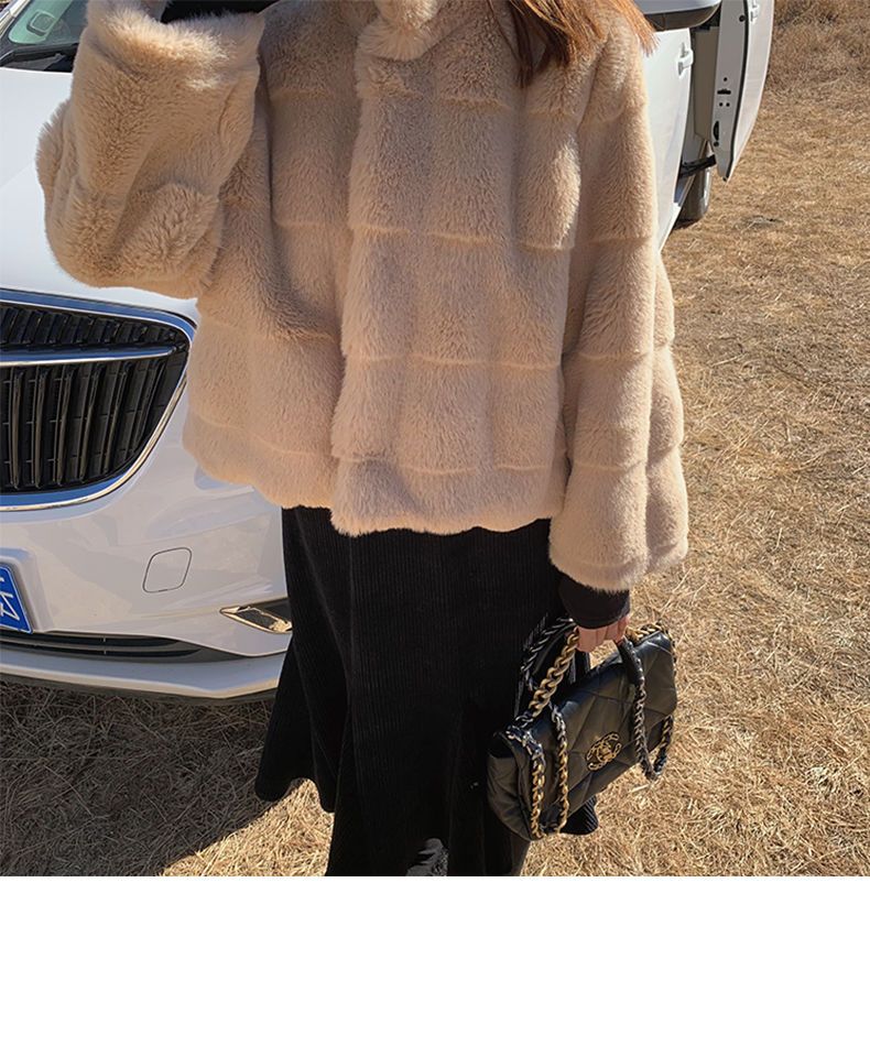 The design is paired with a unique French style cotton coat, short jacket, quilted high-end cotton coat, light luxury fur in autumn and winter.