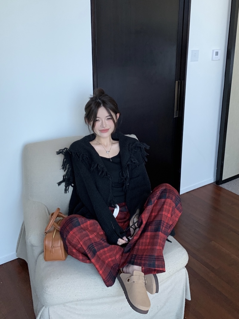 Real shot of retro high-waisted red plaid straight pants + inner suspenders + black cardigan jacket suit