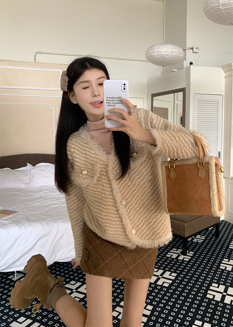 Actual shot of energetic girl Han chic autumn temperament small fragrance style V-neck sweater jacket + beige bottoming