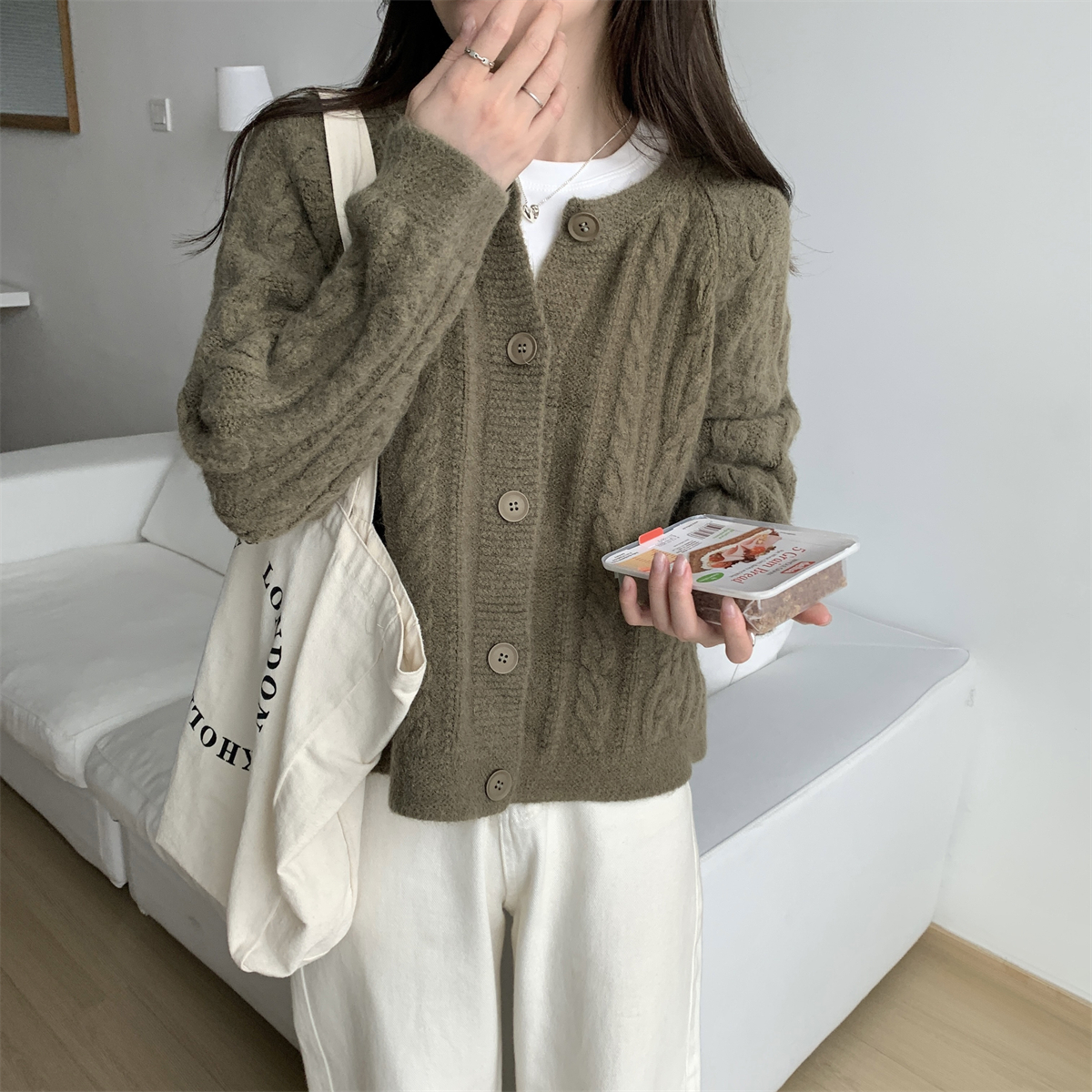 Actual shot of autumn and winter Korean style loose and lazy twist soft and waxy arctic velvet knitted cardigan sweater for women
