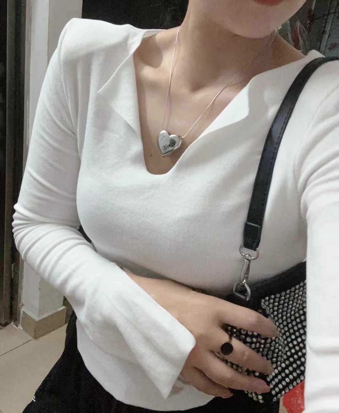 V-neck T-shirt for women 2023 new inner layering shirt autumn and winter long-sleeved top soft waxy high-end T-shirt