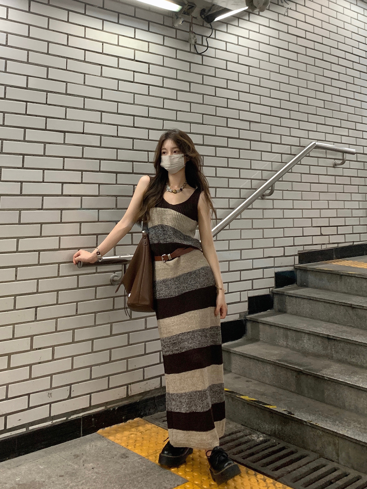 秋冬2023新款韓版設計感軟糯針織背心裙撞色條紋連衣裙女長裙
