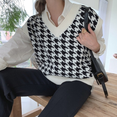 !  2023 spring new V-neck houndstooth vest knitted sweater Korean style loose and versatile short top for women