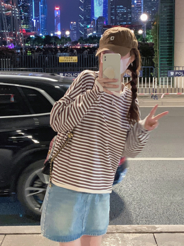 Actual shot of contrasting color striped sweatshirt for women  new autumn and winter loose and lazy style long-sleeved round neck top