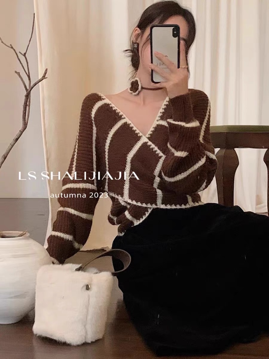 LS別致交叉v領條紋毛衣女秋冬季小眾慵懶風短款美拉德氛圍感上衣