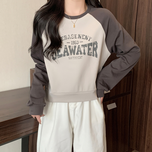 Actual shot of soft waxy brushed round neck long-sleeved sweatshirt for women in autumn and winter, loose slimming niche short top as base