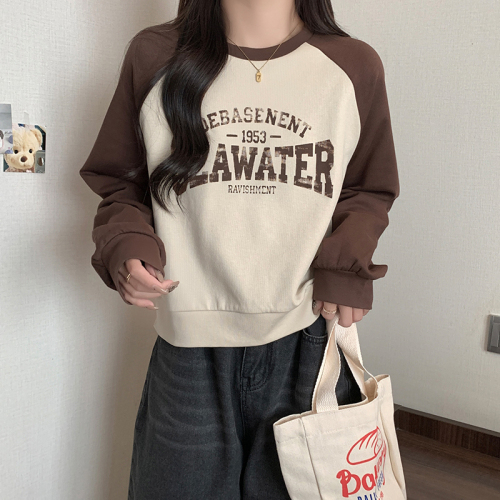 Actual shot of soft waxy brushed round neck long-sleeved sweatshirt for women in autumn and winter, loose slimming niche short top as base