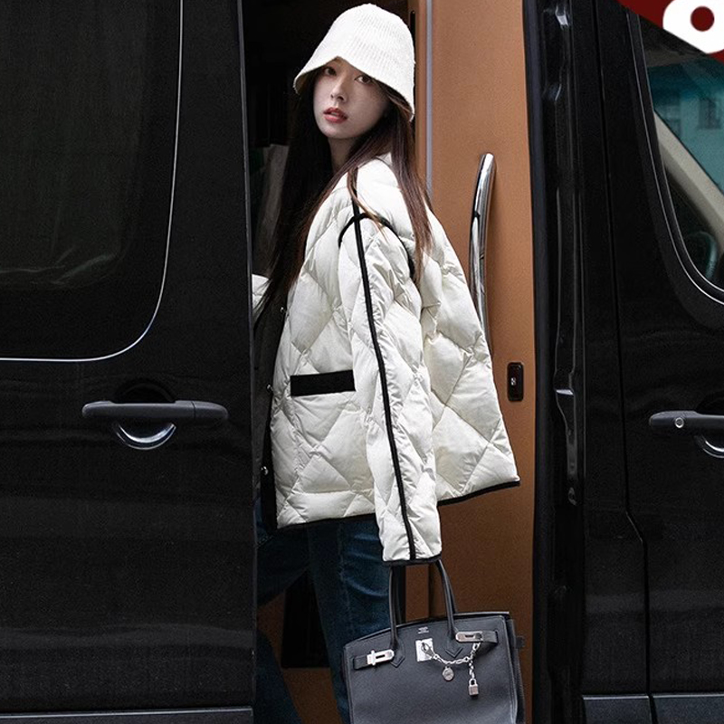 Xia Shiwen 2023 New Camellia Down Cotton Jacket Round Neck Velvet Contrast Color Hemming Diamond Loose Jacket Women Winter